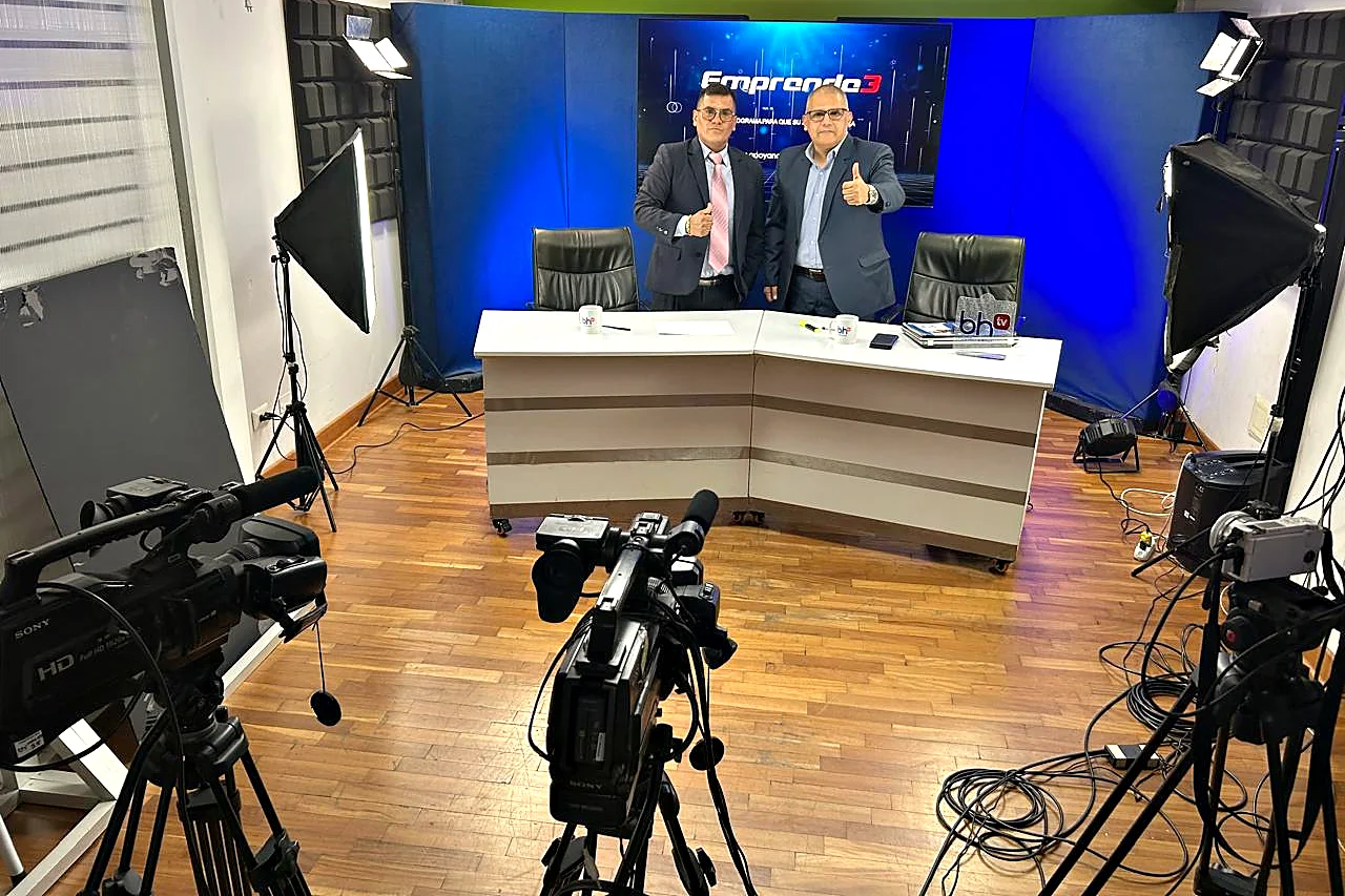 Estudio de grabación de Emprende3 (bh tv) durante la entrevista al Dr. Efraín Valverde