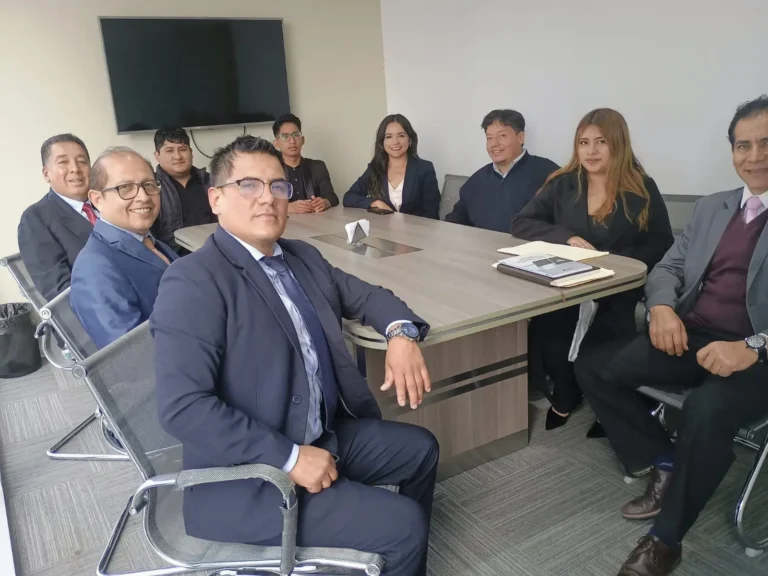Equipo de Valverde Abogados Inversiones en la sala de reuniones